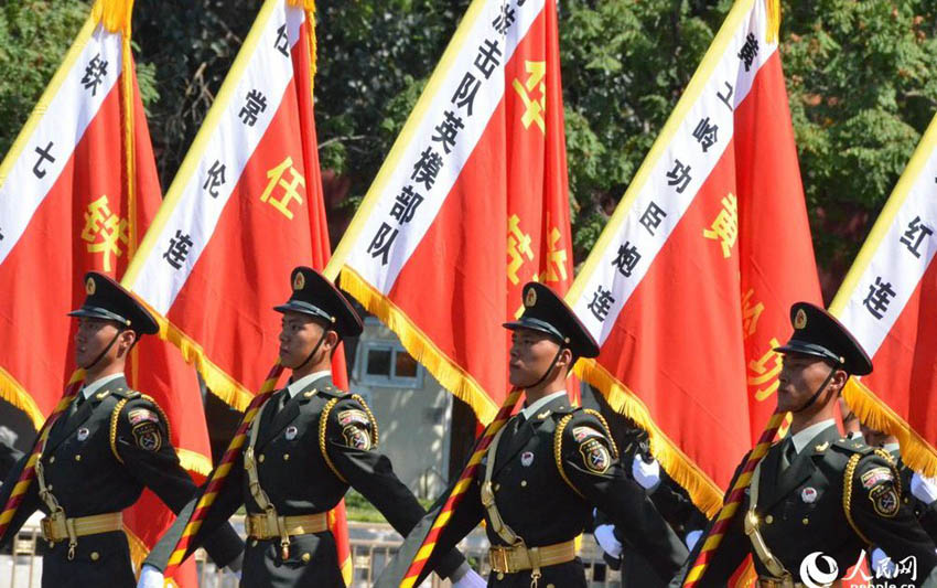 英雄模範(fàn)部隊(duì)隊(duì)列が観閲を受ける