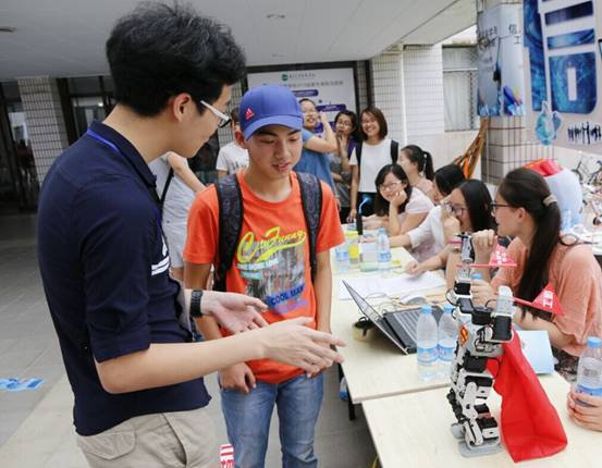 南京大學(xué)金陵學(xué)院　ロボットがダンスで新入生を歓迎