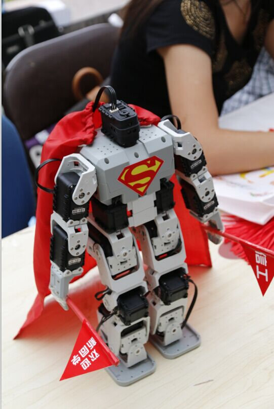 南京大學金陵學院　ロボットがダンスで新入生を歓迎