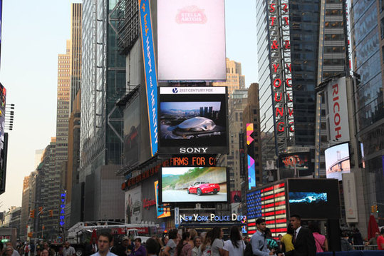 2015夏季ダボス會議開幕　開催都市?大連の宣伝映像がNYで放映