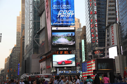 2015夏季ダボス會議開幕　開催都市?大連の宣伝映像がNYで放映