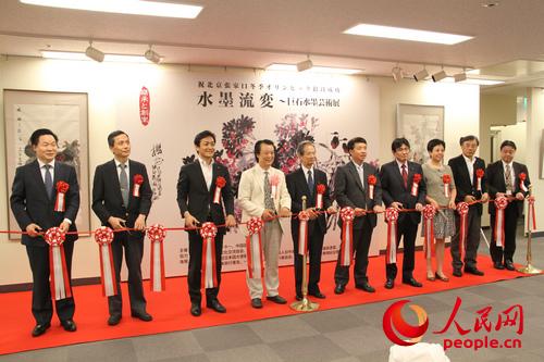 開幕式でテープカットを行う來賓