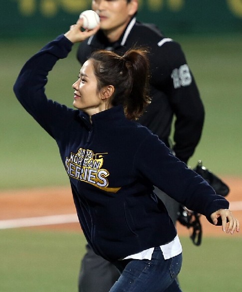 中?日?韓の女性スターによる始球式集、魅力満載