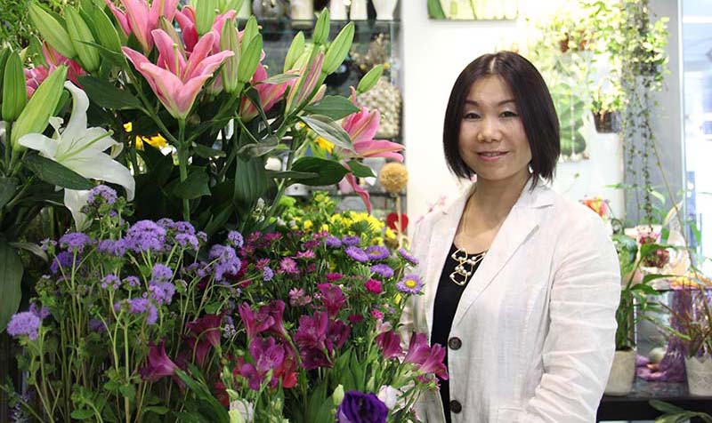 第16回「花と共に」　日本フラワーデザイン協(xié)會講師　片倉鳳美さん　ファッションやレストラン、オフィスやホテルなどが集まる北京市朝陽區(qū)の三里屯エリアに、日本人経営のフラワーショップがある。店內(nèi)の一角では、週に3回、中國人や日本人を?qū)澫螭摔筏骏榨楗铹`アレンジメント教室が開かれている。今回は、この教室の講師で、日本フラワーデザイン協(xié)會講師の片倉鳳美さんをご紹介したい。[日本語版]  [中國語版]  