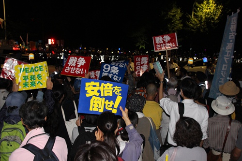 安保法案に抗議する日本國(guó)民が警察と衝突　連行者も