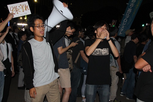 安保法案に抗議する日本國(guó)民が警察と衝突　連行者も