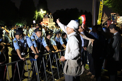 安保法案に抗議する日本國民が警察と衝突　連行者も