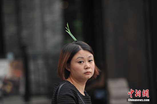 「頭のてっぺんに草花」飾りブームが全國(guó)に拡散