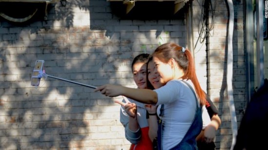 「頭のてっぺんに草花」飾りブームが全國に拡散
