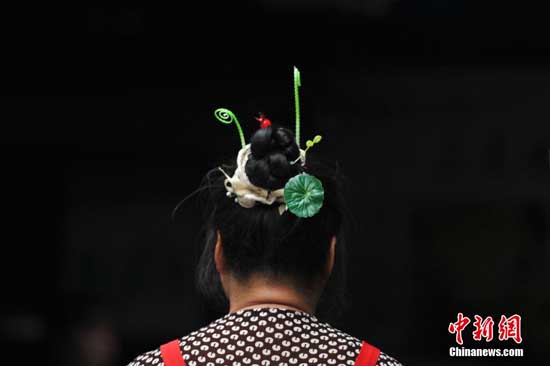 「頭のてっぺんに草花」飾りブームが全國に拡散