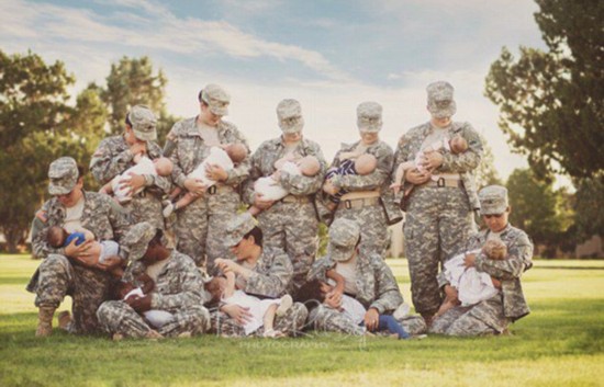 授乳の女性兵の暖かい集合寫真が人気　米國