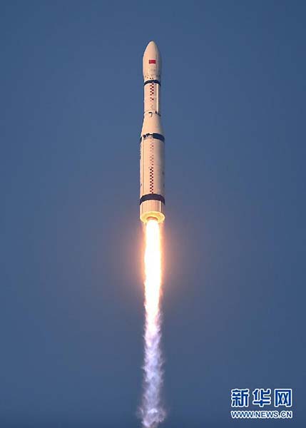 新型ロケット「長(zhǎng)征6號(hào)」　衛(wèi)星20基を一度に打ち上げ