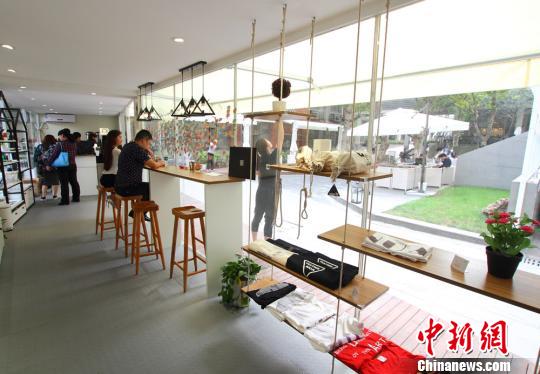 南京の大學(xué)生　コンテナを改裝し、おしゃれなカフェに