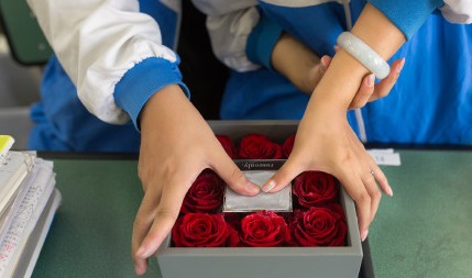 高校の制服でウェディング寫真を撮影、付き合い7周年を記念　四川省