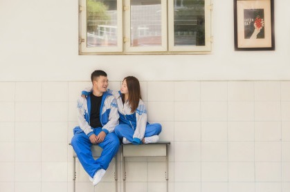 高校の制服でウェディング寫真を撮影、付き合い7周年を記念　四川省