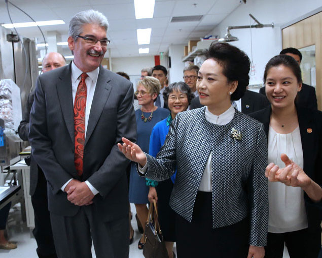 彭麗媛夫人が米フレッド?ハッチンソン癌研究センターを見(jiàn)學(xué)