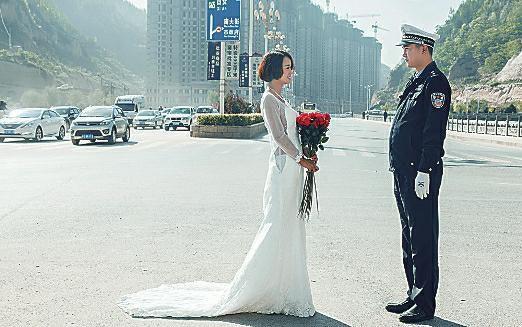 多忙な交通警官の新郎が現(xiàn)場(chǎng)で結(jié)婚寫(xiě)真