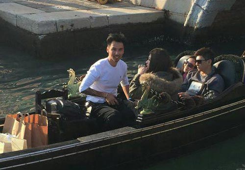 日本に旅行中のカリーナ?ラウ、緑に覆われた庭を鑑賞