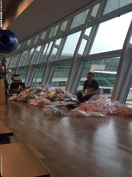 中國人観光客、韓國でも爆買い、大量の化粧品にビックリ