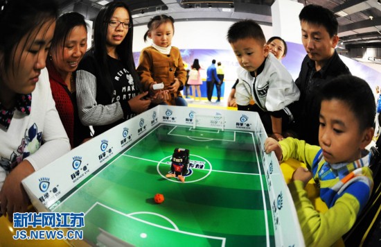 揚州科技館が連休中に無料開放、子供たちがロボットと觸れ合う