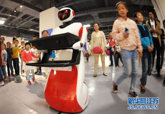 揚(yáng)州科技館が連休中に無(wú)料開(kāi)放、子供たちがロボットと觸れ合う