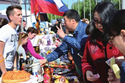 王毅外交部長夫人が慈善バザーを開催、約3700萬円の収益金