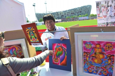 王毅外交部長夫人が慈善バザーを開催、約3700萬円の収益金