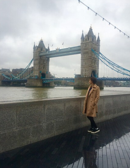 孫儷、幼少期のロンドン旅行寫真を公開　赤い洋服にツインテール