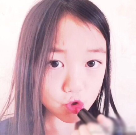 王菲の愛(ài)娘が自撮りに夢(mèng)中、ママのメイクルームを「暴露」