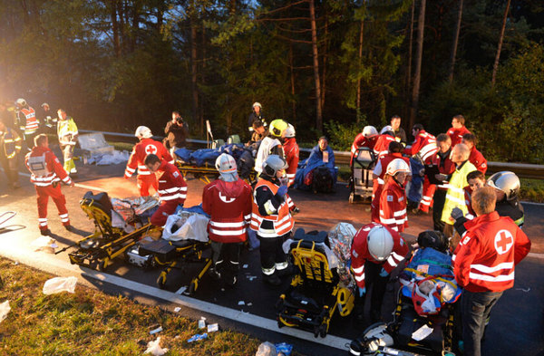 中國人観光客を乗せた大型バスが事故、22人が重軽傷　オーストリア