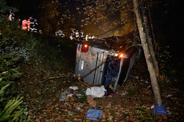 中國(guó)人観光客を乗せた大型バスが事故、22人が重軽傷　オーストリア