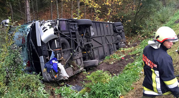 中國(guó)人観光客を乗せた大型バスが事故、22人が重軽傷　オーストリア