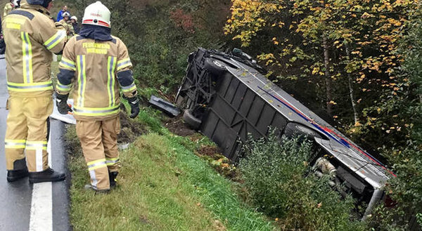 中國(guó)人観光客を乗せた大型バスが事故、22人が重軽傷　オーストリア