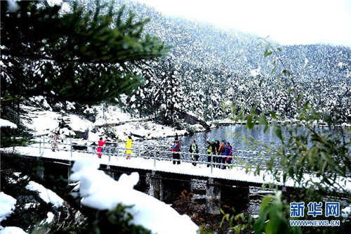 初雪を迎えた螺髻山　その美しさはまるで仙境