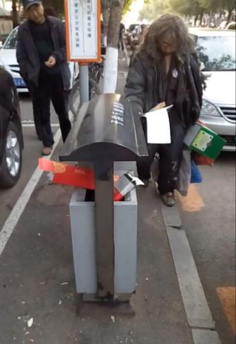 最も美しいくず拾いのお爺さん、毎日欠かさずゴミ箱の拭き掃除