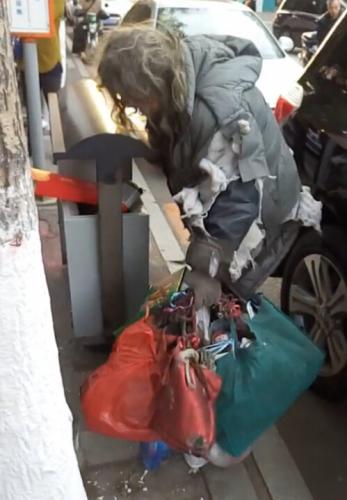 最も美しいくず拾いのお爺さん、毎日欠かさずゴミ箱の拭き掃除