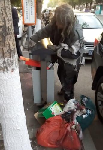 最も美しいくず拾いのお爺さん、毎日欠かさずゴミ箱の拭き掃除