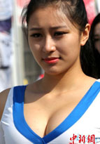 中國(guó)ツーリングカー選手権を開(kāi)催、大勢(shì)の美女が応援　江蘇省
