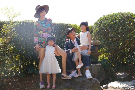 陸毅の日本旅行での家族寫真、白いワンピースにサングラスの娘