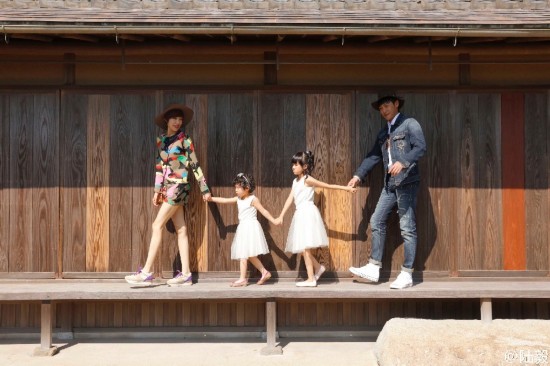 陸毅の日本旅行での家族寫真、白いワンピースにサングラスの娘