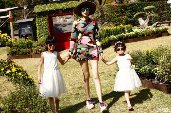 陸毅の日本旅行での家族寫真、白いワンピースにサングラスの娘