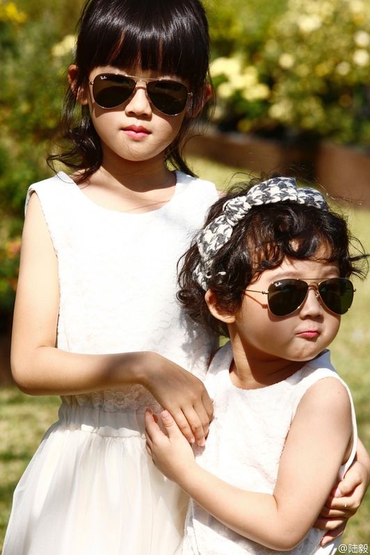 陸毅の日本旅行での家族寫真、白いワンピースにサングラスの娘