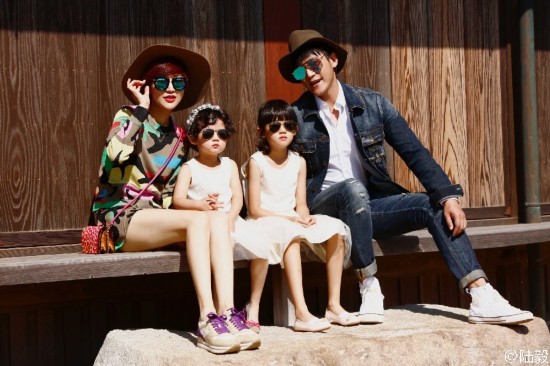 陸毅の日本旅行での家族寫(xiě)真、白いワンピースにサングラスの娘