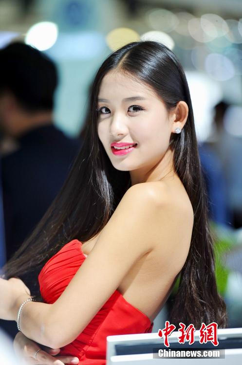 江西國際モーターショー、コンパニオンの美の競演
