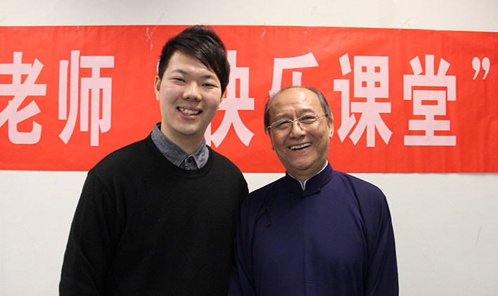 第17回中國を知る教科書“相聲”　北京語言大學(xué)4年次生　西田聡さん　中國には“相聲（xiàng sheng）”と呼ばれる宋代から伝わる笑いの蕓術(shù)がある。日本の落語や漫才に當(dāng)たり、流暢な中國語はもとより、中國の歴史や文學(xué)、伝統(tǒng)文化への認(rèn)識が欠かせない。今回は、そんな非常に難易度の高い業(yè)を、中國人師匠の指導(dǎo)の下で學(xué)ぶ日本人留學(xué)生、西田聡さんをご紹介したい。[日本語版]  [中國語版]  