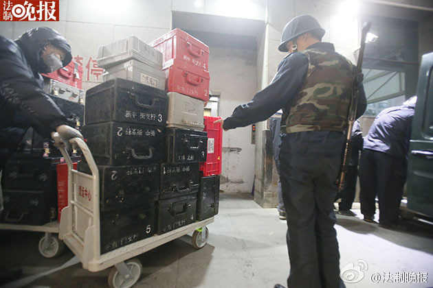 新版人民元札が出庫(kù)　現(xiàn)金護(hù)送車(chē)が列を成して運(yùn)搬