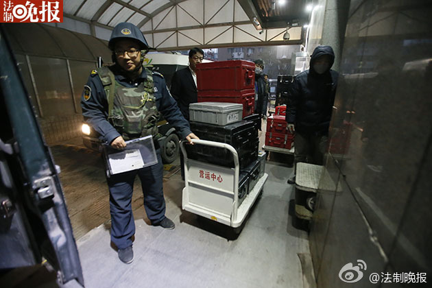 新版人民元札が出庫　現(xiàn)金護送車が列を成して運搬