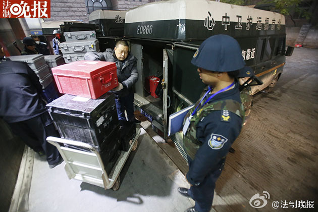 新版人民元札が出庫　現(xiàn)金護(hù)送車が列を成して運(yùn)搬