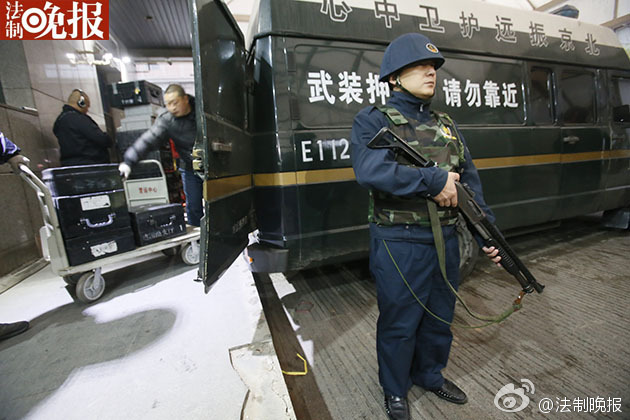 新版人民元札が出庫　現(xiàn)金護送車が列を成して運搬