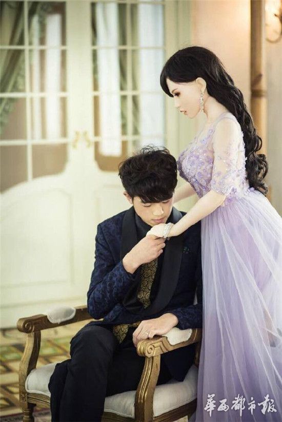 がんに侵された男性、人形の花嫁との「結(jié)婚寫真」を撮影